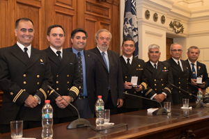 Teniente 2° Carlos Valdenegro, primero a la izquierda, recibiendo homenaje en el Senado